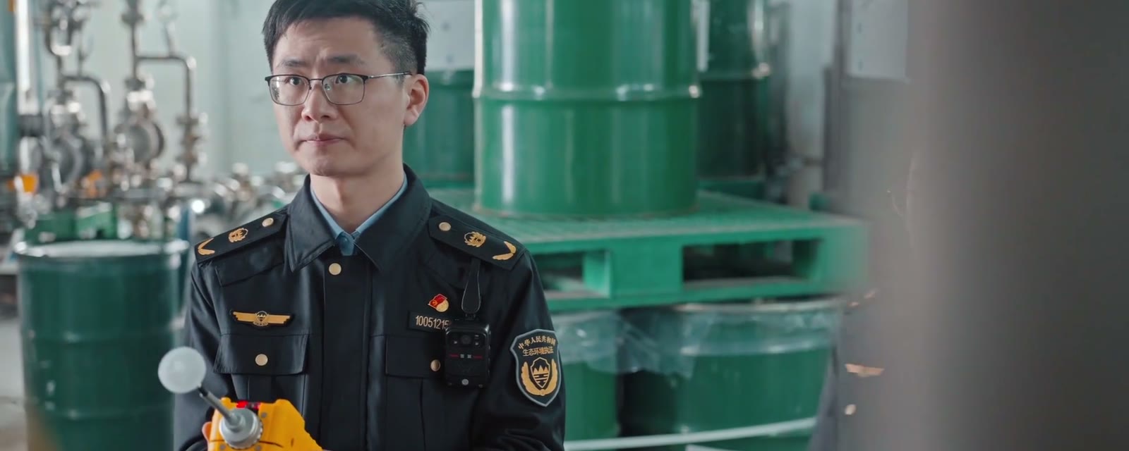 微电影世界因你而美中环境执法人员手持设备现场检测的画面